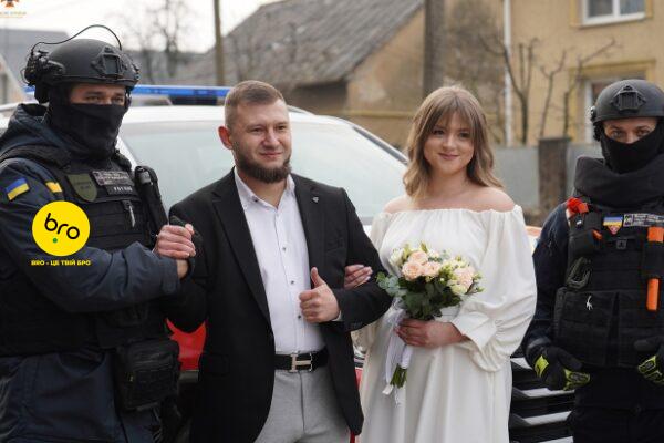 Щастя молодим: в Ужгороді одружилися рятувальник Владислав та Оксана з Мелітополя.ФОТО